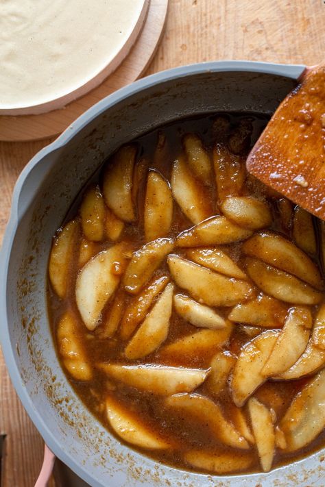 This No-Bake Vegan Pear Cheesecake has a simple gluten-free almond flour crust, a luscious vanilla bean cheesecake, topped off with an easy-to-make caramelized pear topping! It's delicious, beautiful, and perfect for special occasions. Pear Topping, Pear Cheesecake, Praline Cheesecake, Caramelized Pear, Almond Flour Crust, Vanilla Bean Cheesecake, Baked Pears, Palm Sugar, Springform Pan