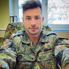 Jan | 📍WÜ/ STR (@jan.a.man) • Instagram photos and videos Jan A Man, Good Looking Older Men, Deni Denials, Usa Army, Hot Army Men, Self Pictures, Bra Image, Video Call With Boyfriend Screen Photo, Army Pics