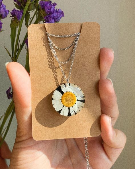 Sunflower Story, Clover Resin, Small Business Plan Ideas, Diy Resin Gifts, Resin Business, Resin Gifts, Resin Work, Resin Accessories, Resin Jewelry Diy