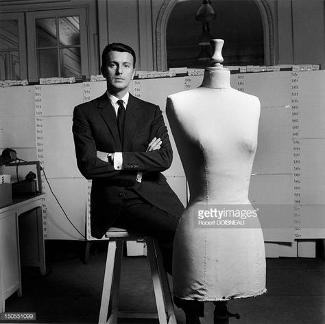 Portrait of French fashion designer Hubert de Givenchy, 1960 in France. Hubert Givenchy, Lucien Lelong, Madame Chic, Robert Piguet, Jacques Fath, Givenchy Dress, Costume Noir, Icon Style, Fashion Leaders