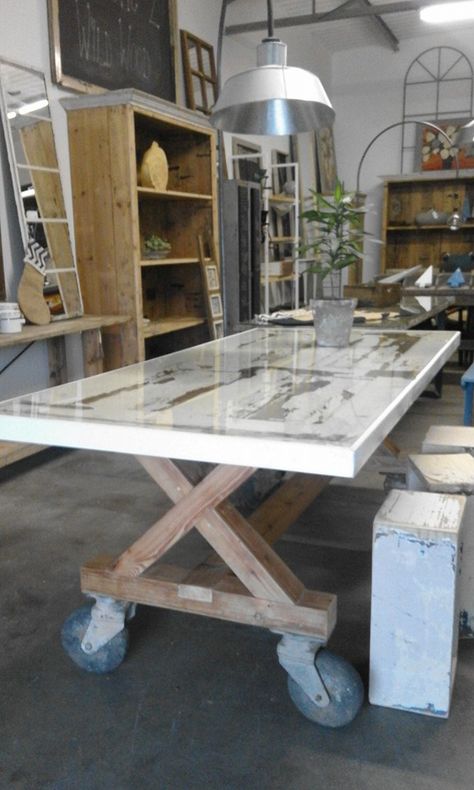 Old Door Desk, Pallet Bench Diy, Vintage Doors Repurposed, Old Door Tables, Door Dining Table, Wooden Dining Table Modern, Door Coffee Tables, Table On Wheels, Diy Patio Table