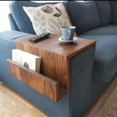 Couch Arm Table, Sofa Arm Table, Interior Design Per La Casa, Woodworking Projects Diy, Diy Wood Projects, Furniture Projects, Sofa Design, Home Projects, Wood Diy