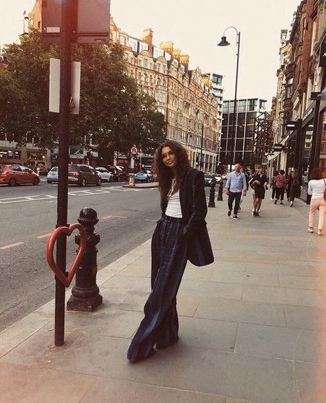 Zendaya Street Style, Estilo Zendaya, Zendaya Outfits, Street Style Aesthetic, Zendaya Style, Zendaya Coleman, How To Pose, Fav Celebs, Looks Style