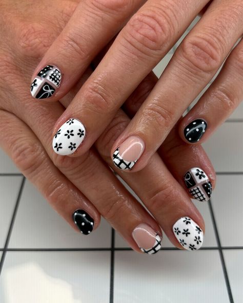 Simple Disney Nails Short Gel, Simple Gel Nails Designs Shorts, Luminary Nails Short, Nail Designs With White Base, Black And White Blooming Gel Nails, Western Nail Art Designs, Black And White Nail Art Simple, Designs For Short Nails Gel, Ski Trip Nails