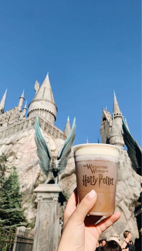 #butterbeer #hogwarts #universalstudios #hollywood #castle #aesthetic #drink #vsco #harrypotter #losangeles #california Butter Beer Harry Potter, Harry Potter Beer, Harry Potter Butter Beer, Butter Beer, Wizarding World Of Harry Potter, Harry Potter World, Wizarding World, Harry Potter, Butter