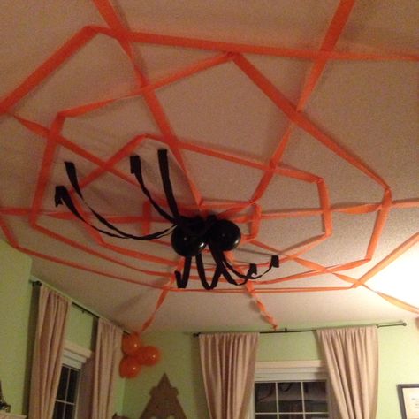 Streamer Spider Web, Halloween Streamer Ideas, Halloween Photobooth, Halloween Streamers, Festa Hotel Transylvania, Halloween Food Decorations, Halloween Activities Preschool, Halloween Sleepover, Halloween Party Planning