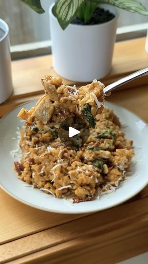 396K views · 882 reactions | Marry Me Chicken Oven-Baked Risotto by @itsbrittwilliams — with hardly any stirring, you can make a creamy, restaurant-style risotto in less than 30 minutes. The classic flavors of the viral Marry Me Chicken are combined with rich, luscious risotto rice. Add this to your weeknight meals or make it for someone you love! 💗 Download the Tasty app for this exclusive recipe plus tips! https://tasty.co/in-app-only?referrerRecipe=marry-me-chicken-oven-baked-risotto | Tasty Marry Me Chicken Risotto, Chicken Risotto Recipe, Baked Risotto, Chicken Oven, Best Risotto, Chicken Risotto, Marry Me Chicken, Risotto Rice, Oven Chicken