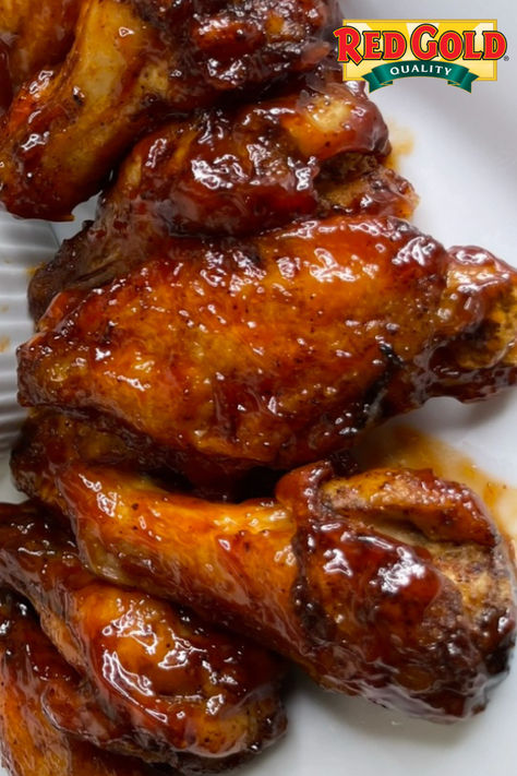 Honey Sriracha Hot Chili Sauce Wings Sriracha Wings, Baked Bbq Ribs, Meat Casserole, Hot Chili Sauce, Wings Recipe, Wing Sauce, Baked Chicken Wings, Grilled Chicken Recipes, Bbq Ribs