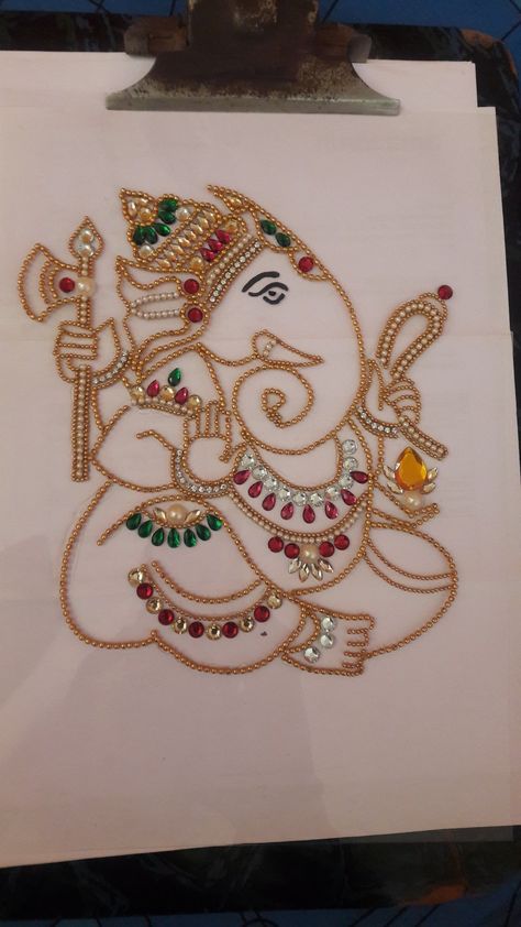 Ganpati Hand Work Design, Ganpati Embroidery Designs, Ganpati Bappa Aari Work, Ganesha Embroidery Design, Ganesh Embroidery Design, Ganesha Artwork, Kundan Rangoli, Acrylic Rangoli, Kundan Work