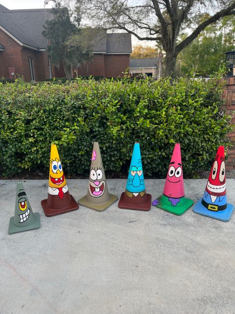 Spongebob Traffic Cone, Mini Traffic Cone Painting Ideas, Painted Traffic Cones Ideas Cute, Cone Art Ideas, Cute Wooden Projects, Traffic Come Paintings Ideas, Paint Traffic Cone, Patrick Cone Painting, Traffic Cone Painting Ideas Aesthetic