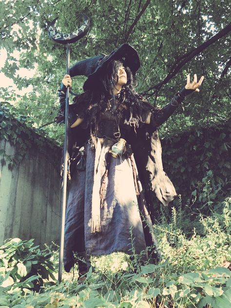 Commander Holly as Strix from Dice, Camera, Action! Historical Witch Outfit, Necromancer Ren Faire, Crone Costume, Ren Fair Witch, Ren Faire Witch, Sorcerer Outfit, Royal Witch, Witch Pose, Wizard Outfit