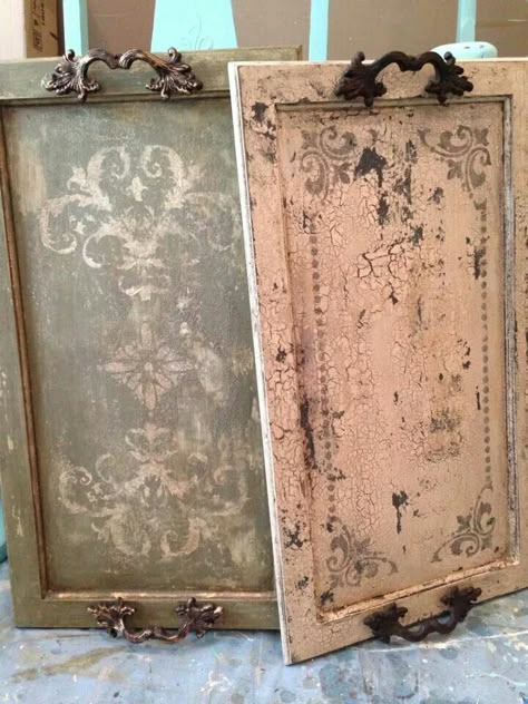 Repurposed cabinet doors into trays Cabinet Doors Repurposed, Everyday Crafts, Vintage Decorating, Doors Repurposed, Thrift Flip, Old Frames, Redo Furniture, Repurposed Furniture, Design Case