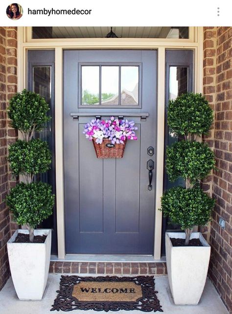 Beautiful way to decorate a small entry Townhome Decorating, Spring Front Porch Decor, Decorating Ideas For Front Porch, Front Door Plants, Small Porch Decorating, Front Door Planters, Spring Decorating Ideas, Ideas For Front Porch, Door Planter