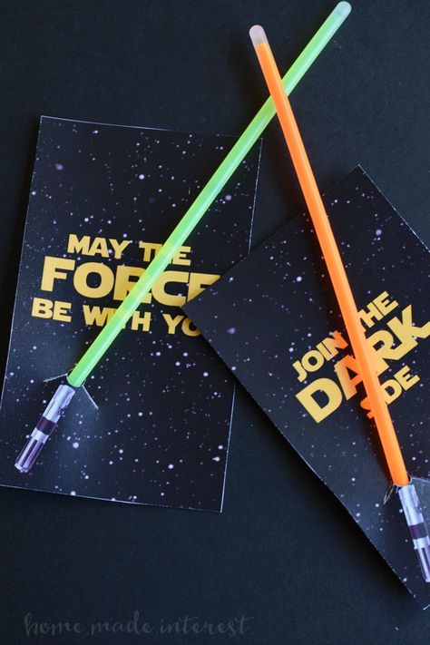 These simple light saber party favor printables are going to be a hit at your next Star Wars party! Mens Birthday Party Favors, Star Wars Party Favor, Diy Kids Party Favors, Star Wars Party Favors, Star Wars Themed Birthday Party, Glow Stick Valentine, Tea Party Crafts, Star Wars Printables, 4de Verjaardag