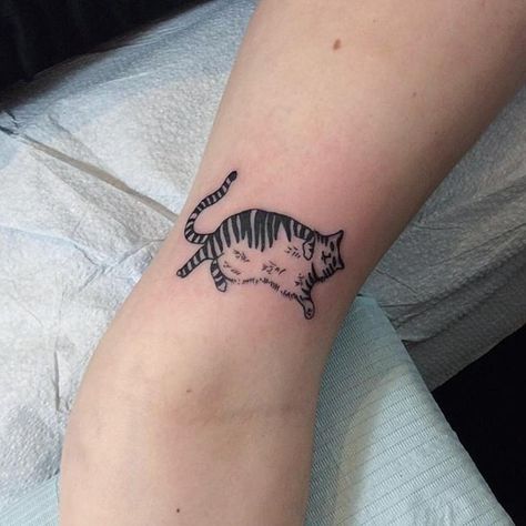 3,433 gilla-markeringar, 44 kommentarer - Black Medicine (@blackmedicinetattoo) på Instagram: "Fat cat by Jen @endtrance  #blackmedicinetattoo #vancouvertattoo #blackworktattoo #catscatscats" Fat Cat Tattoo, Cat Skull Tattoo, Cat Eye Tattoos, Cat Tattoo Simple, Cute Cat Tattoo, Black Cat Tattoos, Semicolon Tattoo, Silhouette Tattoos, Cat Tattoo Designs