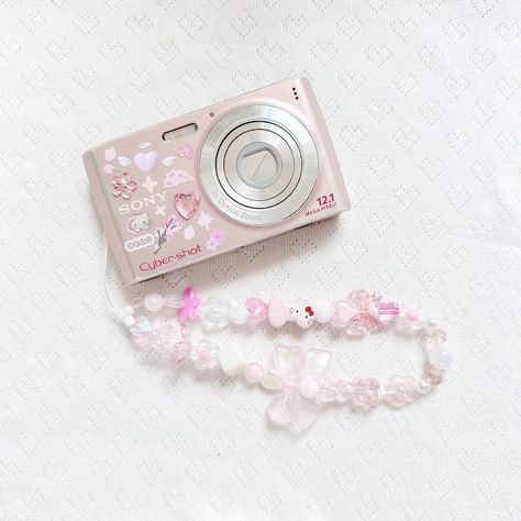 Pink Digital Camera, Digi Camera, Camera Decor, Pink Camera, Cute Camera, Retro Gadgets, Camera Digital, Pink Aura, Bead Charms Diy