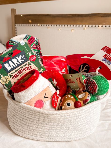 Christmas Gift Baskets Ideas, Gift Idea Aesthetic, Christmas Basket Ideas, Gift Ideas Aesthetic, Dog Christmas Presents, Dog Gift Basket, Puppy Christmas Gift, Dog Gift Box, Gifts Aesthetic