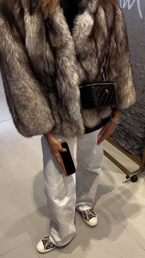 Winter Outfits With Fur Coat, Winter Coat Outfits Aesthetic, Paris Winter Fashion 2024, Fall Style 2024 Women, Fur Jacket Outfit, Fur Coat Outfit, Mode Zara, Paris Mode, Stockholm Fashion