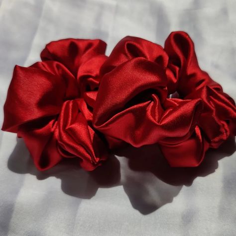 #scrunchies #sale #ramadansale #silkscrunchies #scrunchiesale #scrunchiesforsale #satinscrunchie #maroon #red #white Hair Scrunchie Aesthetic, Scrunchie Tutorial, Christmas Scrunchies, Red Hair Clips, Hair Things, Maroon Red, Hair Ties, Scrunchies, Red Hair