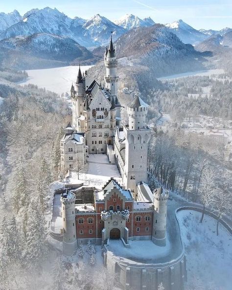 Castle Neuschwanstein, Architecture Castle, Humanity Video, Falling Water, European Castles, Video Movie, Neuschwanstein Castle, Movie Streaming, Winter's Tale