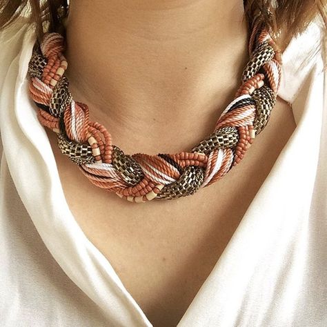 Gros collier tressé style ethnique et chic corail doré Witch Necklace, Goddess Jewelry, Braided Necklace, Fabric Necklace, Stylish Necklace, Handmade Fashion Jewelry, Pretty Necklaces, Hippie Jewelry, Handmade Jewelry Diy