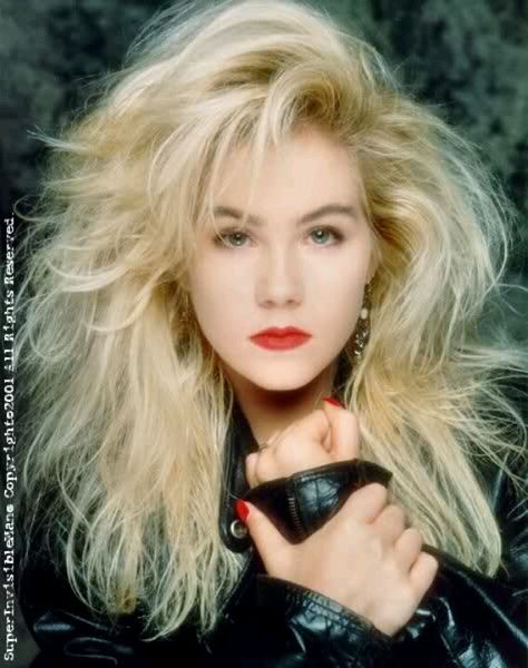 I have no idea who this is.... but i wish i was a teenager in the 80's. I love big hair! 80s Hair And Makeup, Kelly Bundy, 80’s Hair, 1980s Hair, Look 80s, Celebrity Beauty Secrets, 80s Makeup, Fashion 1980s, Christina Applegate