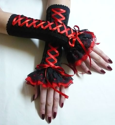 Eco-Friendly Freckles: Moulin Rouge Masquerade! Corset Gloves, Queen Of Hearts Halloween Costume, Victorian Gloves, Queen Of Hearts Halloween, Red Gothic, Gothic Harajuku, Diy Kostüm, Gloves Black, Crochet Gloves