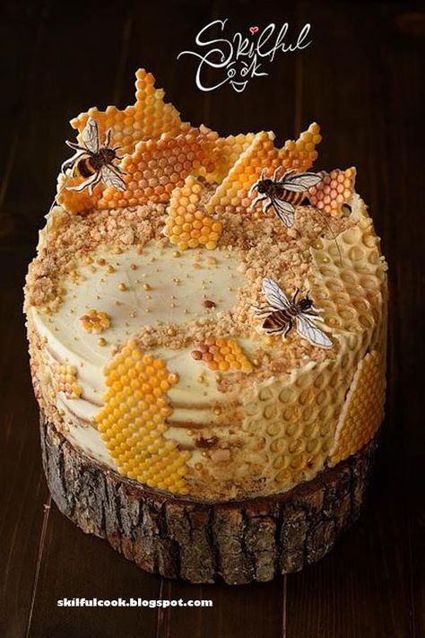 Russian Honey Cake, Honeycomb Cake, Bee Cake, Bee Cakes, Honey Cake, Bee Birthday, Crazy Cakes, Just Cakes, Picnic Foods