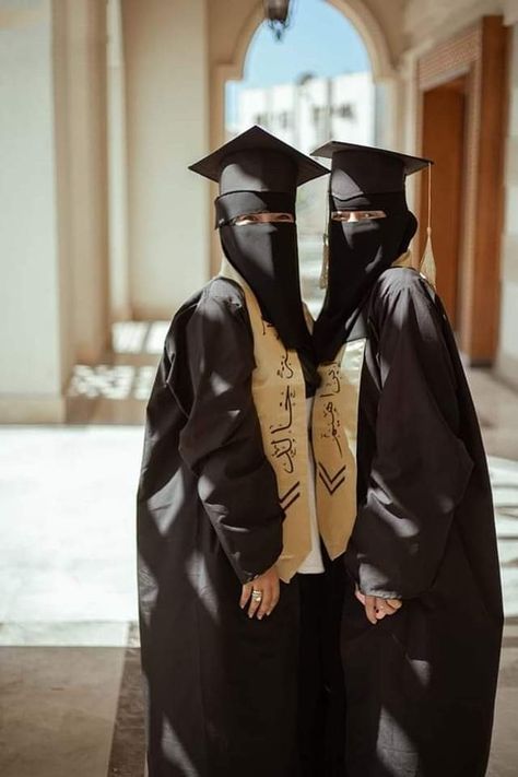 Niqab Graduation, Hijabi Doctor Aesthetic, Hijab For Graduation, Alimah Graduation, Graduation Pictures Hijab, Hijabi Graduation, Happy Wedding Quotes, Muslim Graduation, White Coat Ceremony