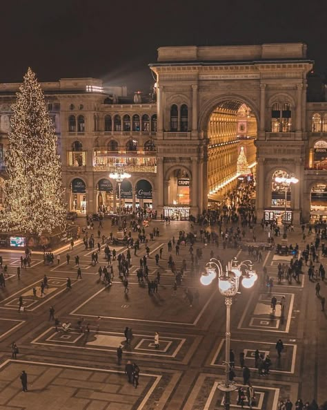 Christmas nights in Milan Pier House, Milan Travel, Christmas In Italy, Italy Aesthetic, Italy Photo, Milan Italy, City Aesthetic, Travel Inspo, Travel Aesthetic