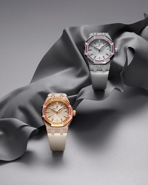 Ancestral craftsmanship united with contemporary design. Comfort, power and elegance come together on white and pink gold iterations of the 37 mm Royal Oak Selfwinding. Diamonds and colourful gemstones encircle the guilloché dials in new grey or beige hues. Two new matching satin-finished straps assert the pieces’ uniquely refined aesthetics.

Ref. 15452BC.ZY.D007VE.01
Ref. 15452OR.ZY.D038VE.01 Lux Watches, Gold Wallpaper Phone, Rolex Watches Women, Buy Gold Jewelry, Amazing Watches, Expensive Watches, Wrist Wear, Royal Oak, Gold Case