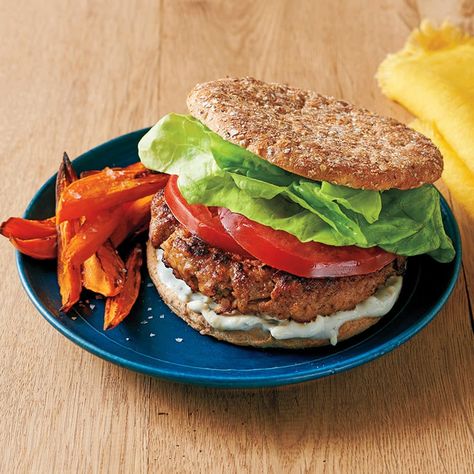 Enjoy a tasty and delicious meal with your loved ones. Learn how to make Sage and blue cheese chicken burgers & see the Smartpoints value of this great recipe. Chicken Burgers Healthy, Blue Cheese Chicken, Quick Easy Dinner Recipes, Ground Chicken Burgers, Blue Cheese Burgers, Chicken Burgers Recipe, Sweet Potato Fries Baked, Cheese Chicken, Chicken Burger