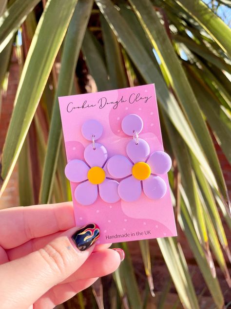 Lilac Daisy Polymer Clay Dangle Earrings Polymer Clay Earring Ideas, Polymer Clay Ideas, Polymer Clay Flower Jewelry, Diy Earrings Polymer Clay, Clay Dangle Earrings, Handmade Clay Jewelry, Polymer Earrings, Polymer Clay Jewelry Diy, Jewelry Accessories Ideas