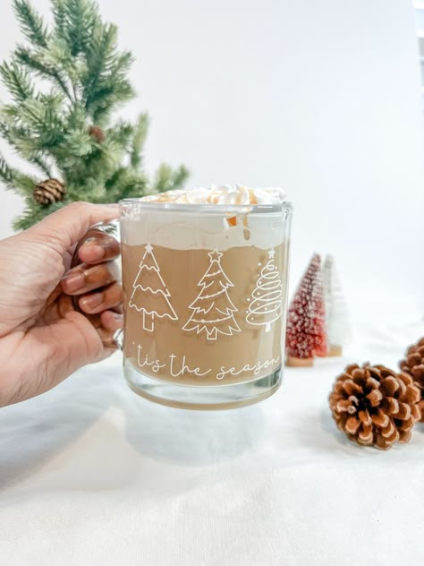 Christmas Cup Cricut, Cricut Christmas Mugs, Cricut Coffee Mug, Christmas Vinyl Mugs, Christmas Mug Vinyl, Cricut Christmas Mugs Diy, Cricut Coffee Mug Ideas, Christmas Cup Designs, Christmas Mugs Vinyl