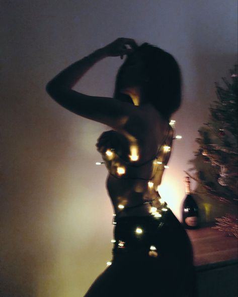 Ideas for photoshoot Christmas Budiour, Spicy Photoshoot Ideas At Home, Christmas Lingerie Photoshoot, Christmas Photoshoot Ideas At Home, Budiour Photography Poses At Home, Spicy Couples Photoshoot Ideas, Spicy Photoshoot Ideas, Christmas Lights Photoshoot, Bourdier Photoshoot Poses