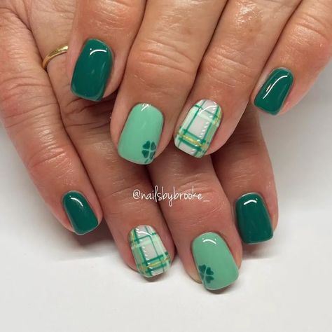 26 March Madness Nail Ideas: Trendy For The Season - 160grams Fun St Patricks Day Nails, St Paddy’s Day Nails, March Madness Nails, Early Spring Nails, Patrick Nails, St Patricks Nail Designs, Nail Ideas Trendy, March Nails Ideas, Shamrock Nails