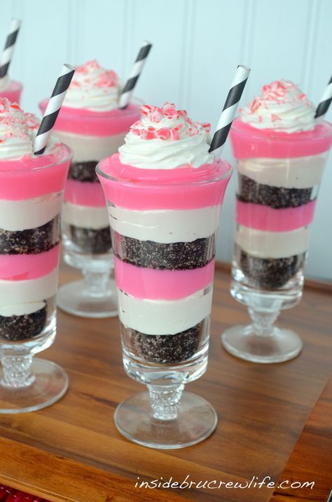 Candy Cane Pudding Parfaits - layers of pudding and cookie crumbs Pudding Parfait Recipes, Pudding Parfait, Parfait Desserts, Parfait Recipes, Munnar, Cookie Crumbs, Cool Whip, Yummy Sweets, Puddings