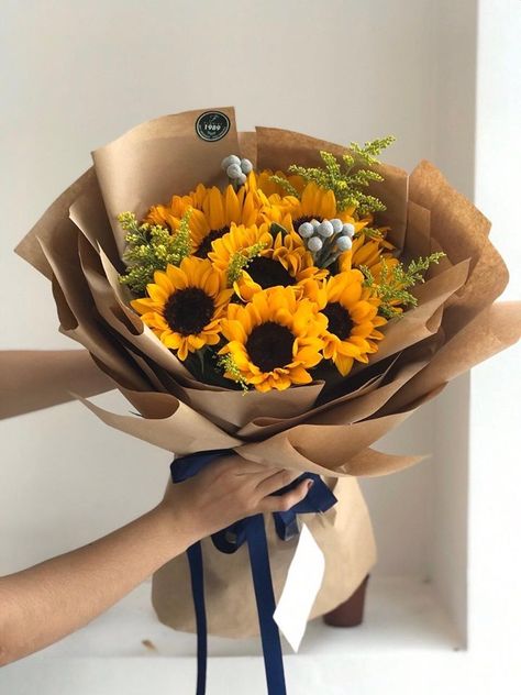 Sun Flower Bouquet Simple, Sun Flowers Bouquet, Flower Bouquet Boxes, Gypsophila Bouquet, Sunflower Arrangements, Bouquet Box, Sunflower Bouquet, Flower Bouquet Diy, Boquette Flowers