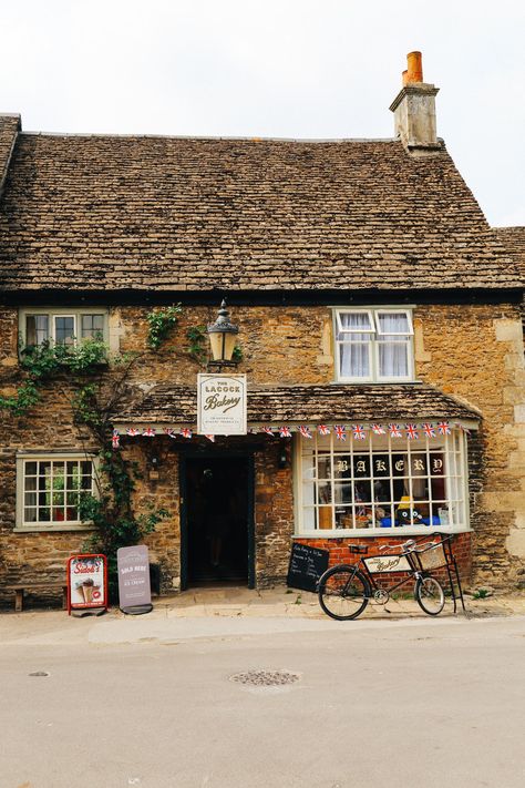 14 Best Places In The Cotswolds You Should Visit - Hand Luggage Only - Travel, Food & Photography Blog Lacock England, Father Brown, British Girl, England Countryside, Southern England, Places In England, Visit Uk, Wales Travel, United Kingdom Travel