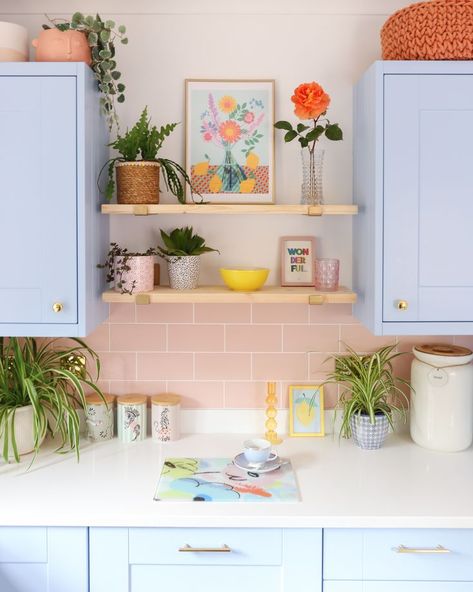 The Yvonne Ellen storage jars make the perfect addition to this pastel kitchen belonging to @zoes_colourful_interiors - just stunning! Deco Pastel, Pastel Kitchen, Pastel Interior, Pastel Home Decor, Pastel House, Pink Kitchen, Ikea Hacks, Dream House Decor, Kitchen Colors