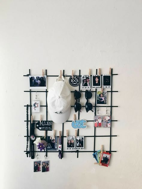 Inspo For Room Decor, Steel Grid Wall Decor, Collage Wall Decor Ideas, Grid Panel Wall Decor, Wall Grid Ideas Bedroom, Aesthetic Wall Grid Ideas, Grid Board Ideas, Photo Decoration On Wall, Hostel Wall Decor Ideas