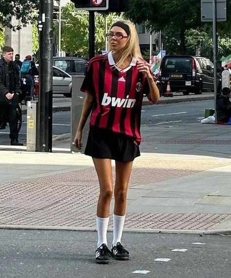 Sports Jersey Outfit Women Street Styles, Styling A Football Jersey Women, Football Jersey Outfit Women Aesthetic, Red Soccer Jersey Outfit, Football Jersey Outfit Aesthetic, Vintage Football Shirts Outfit, Soccer Jersey Aesthetic, Soccer Jersey Street Style, Blokecore Women