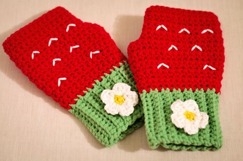 Twinkie Chan: Strawberry fingerless mittens – GROAAAR by anjizilla Twinkie Chan, Crochet Goodies, Fingerless Mittens, Yarn Needle, Good Books, Dream Closet, Geek Stuff, Fashion Inspo, Yarn