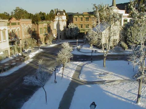 Stars Hollow in winter Stars Hollow Winter, Honorary Gilmore Girl, Belleville Paris, Richard Gilmore, Funny School Answers, Rory And Logan, Babette Ate Oatmeal, Scott Patterson, Small Town Life