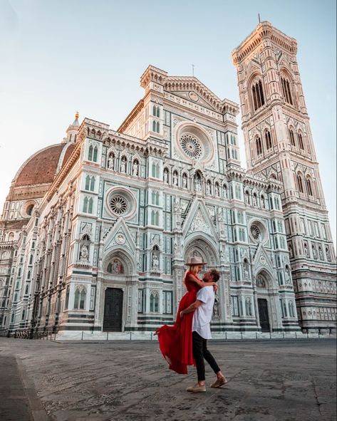 Florence Italy Poses, Florence Italy Photos, Duomo Florence Photo Ideas, Firenze Photo Ideas, Engagement Photos In Florence Italy, Stylish Hats For Women, Piazza Del Duomo Florence, Florence Duomo Santa Maria Del Fiore, Piazza Del Duomo