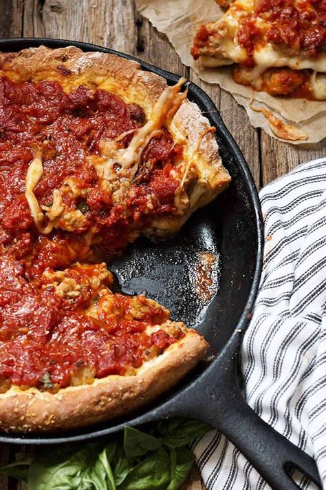 Cast Iron Pizza Recipe, Cast Iron Skillet Recipes Dinner, Cast Iron Skillet Pizza, Chicago Style Deep Dish Pizza, Cast Iron Skillet Cooking, Deep Dish Pizza Recipe, Cast Iron Pizza, Chicago Deep Dish Pizza, Chicago Style Pizza