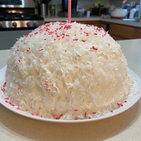 A no-bake dessert using a ready-made angel food cake and ingredients that can be easily found in any store. It looks like a large snowball when finished. Snowball Cake Recipe, Angel Food Trifle, Snowball Cake, Punch Bowl Cake, Angel Food Cake Desserts, Pineapple Desserts, Canned Cherries, Make Ahead Desserts, Bowl Cake