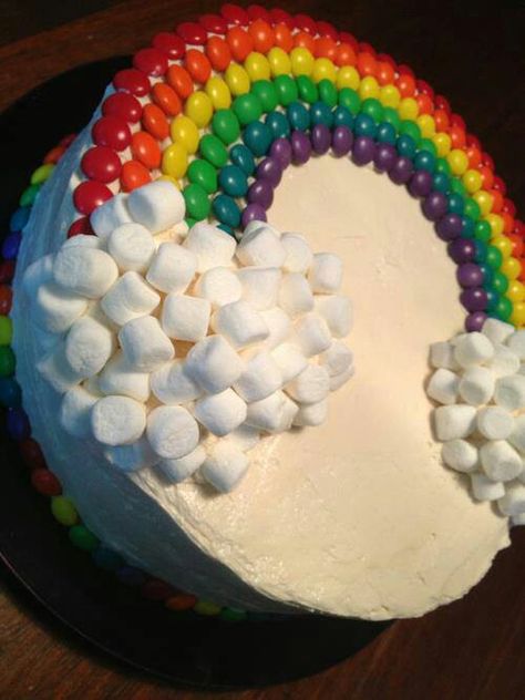 rainbow cake. the rainbow cake is topped with i think skittles and tons of marshmallows. this cake would be good for a birthday party i guess! Gökkuşaği Pasta, Rainbow Food, Rainbow Birthday Party, Rainbow Birthday, Rainbow Cake, Birthday Cake Kids, Creative Cakes, Cute Cakes, Easy Cake