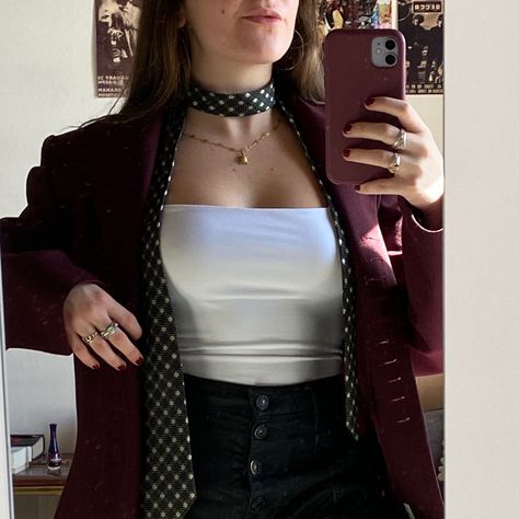 Neck Tie Outfit Aesthetic, Tie Women Aesthetic, Neck Tie Women Outfit, Tie Outfit For Women Y2k, Outfit With A Tie For Women, Messy Tie Outfit, Tie Fits Women, Ties On Women, Styling Ties Women