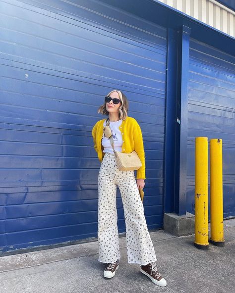 Colorful Edgy Style, Colourful Smart Outfits, Edgy Quirky Style, Funky Casual Style, Yellow Retro Outfit, Eclectic Clothes Style, Colorful Fashion Summer, Colourful Work Outfit, Playful Knit Cardigan For Fall